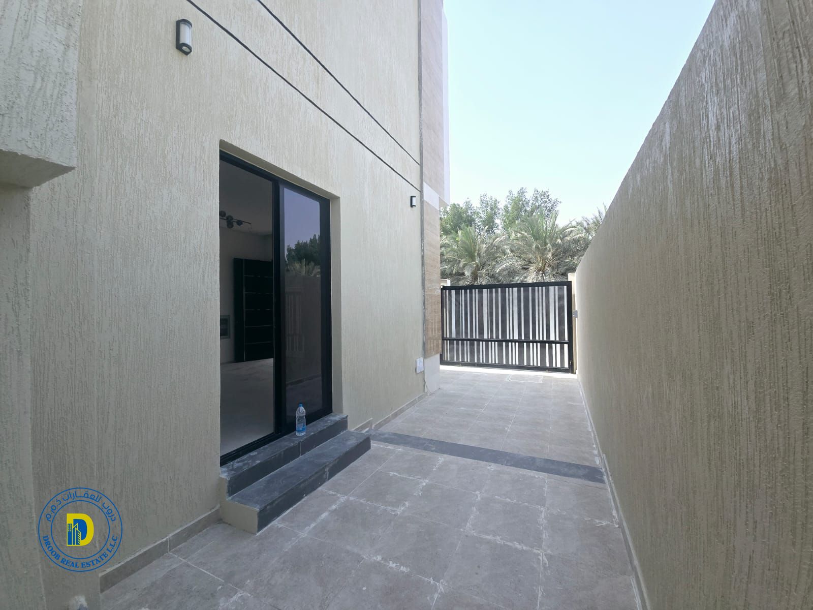 Luxury villa for rent in Al Zahia, 4 bedrooms, living room, majlis, maid's room and terrace. Very attractive price.