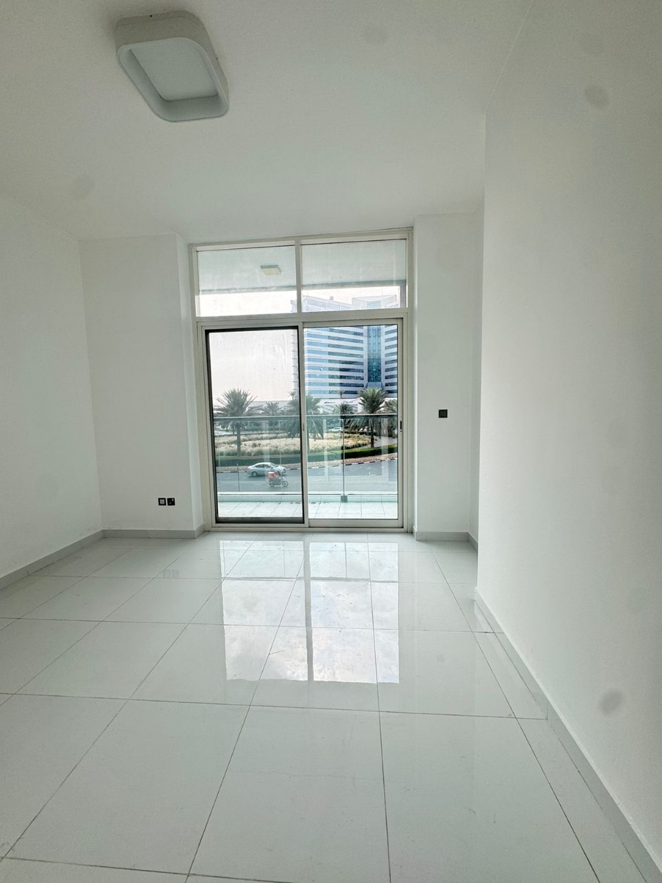 Spacious 1BHK With Balcony Front Of North Park