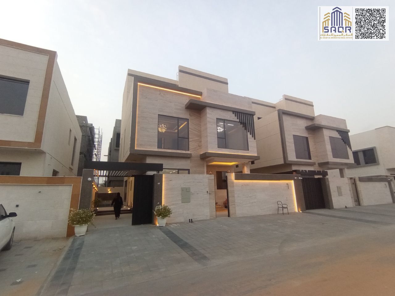 Two-story villa with a rooftop terrace and swimming pool, prime location behind the park / Freehold ownership / Includes fees and air conditioning