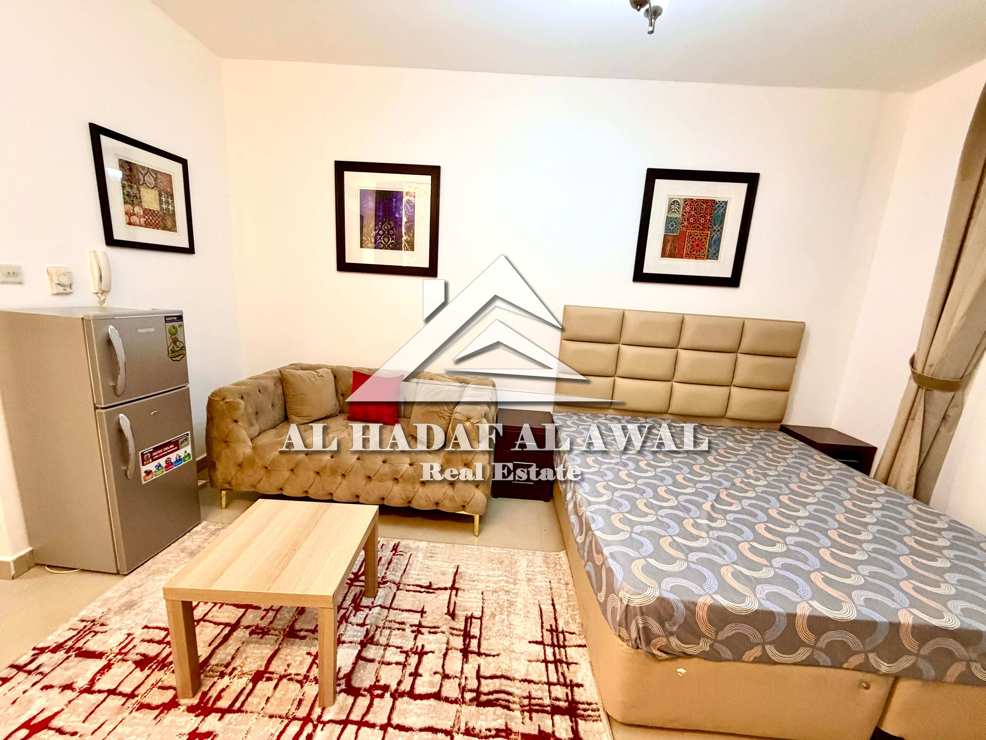 Sharjah, Al Majaz 3, next to Al Safiya Park. A well-furnished studio apartment is available. First occupancy. Includes modern appliances. Rent 4500