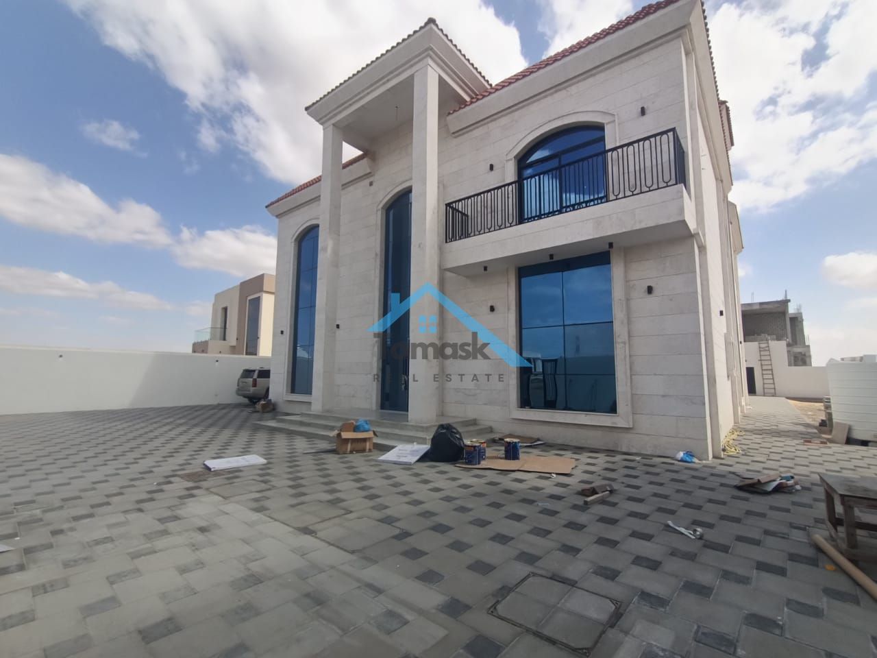 Luxury villa for rent in Al Awir 1 area. 5 master bedrooms, living room, laundry room, maid's room, guard's room, external annex, 2 kitchens, covered
