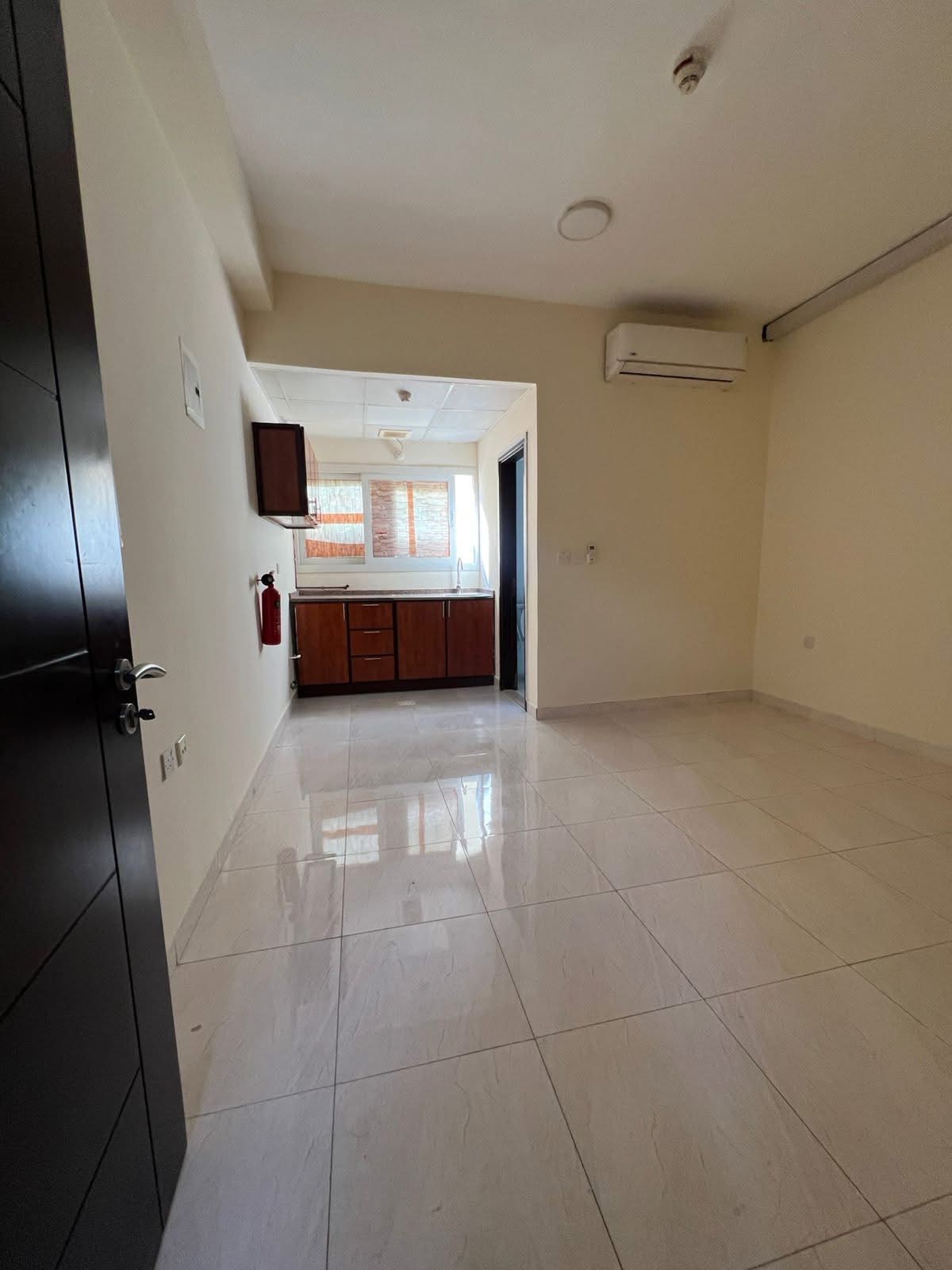 Clean family studio in Sharjah Al Nabaah, ready to move in. Separate kitchen, ideal for a small family, close to all services