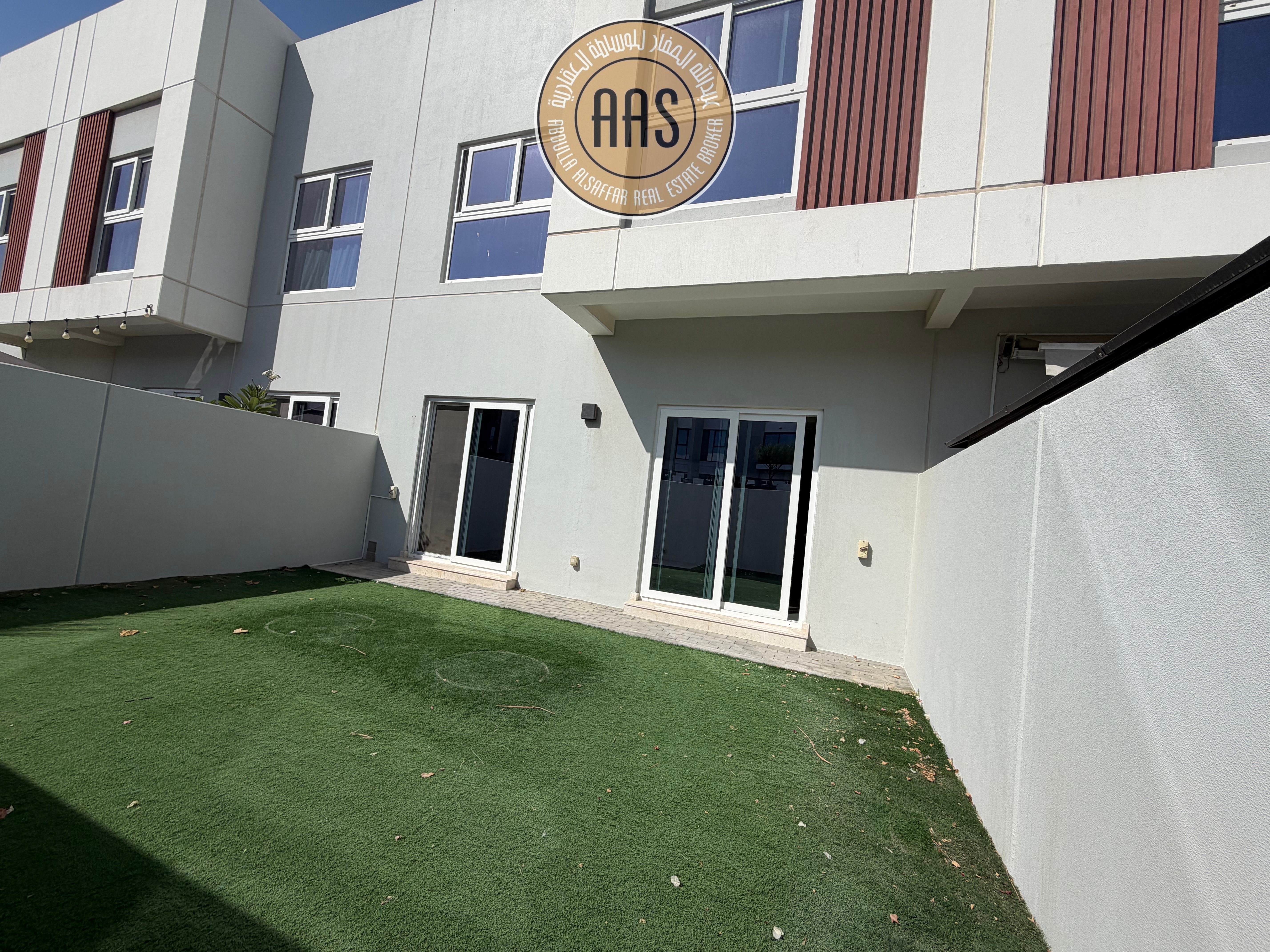 Affordable Price ! Single Row 3Bed Townhouse Villa For Rent in Villanova