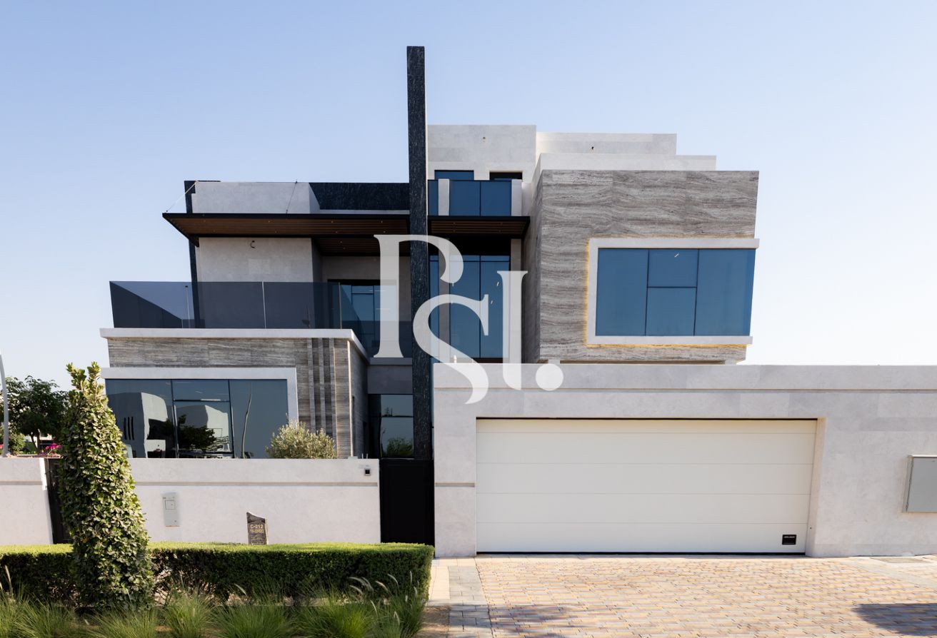 Luxurious Corner Villa | Private Pool | High Ceiling
