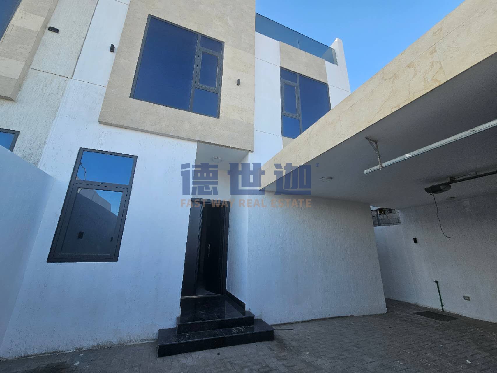 7 bedroom+ store| closed kitchen