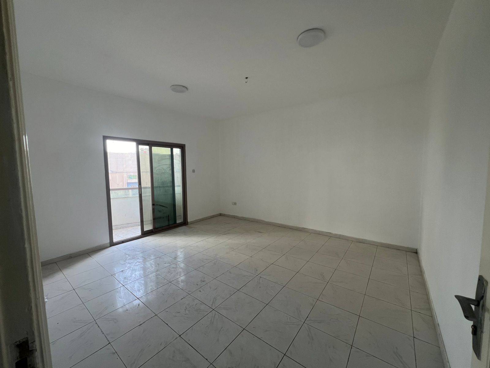 Spacious three-bedroom apartment with living room, Sahara Center view, master bedroom, three bathrooms, storage room, parking included.