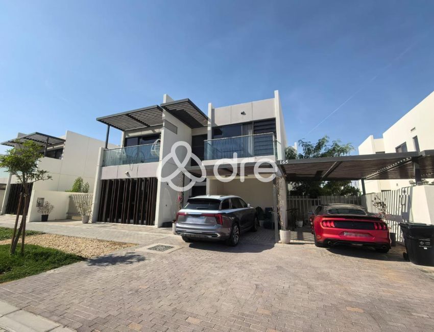 Stunning 6-Bed Villa with Desert Views | Coursetia