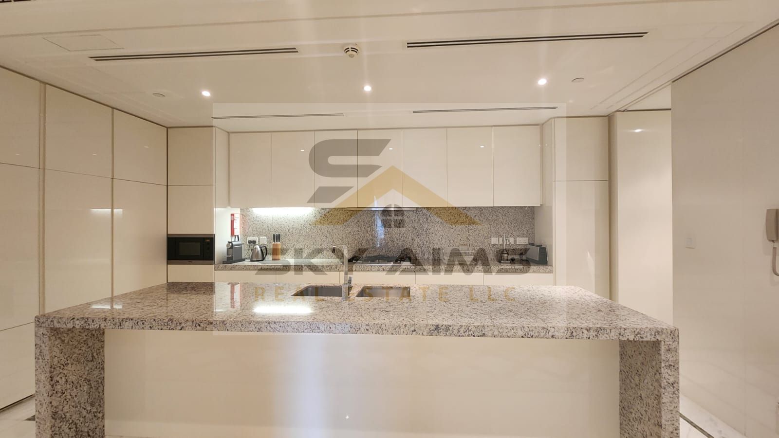 luxury 3br versace highend rent