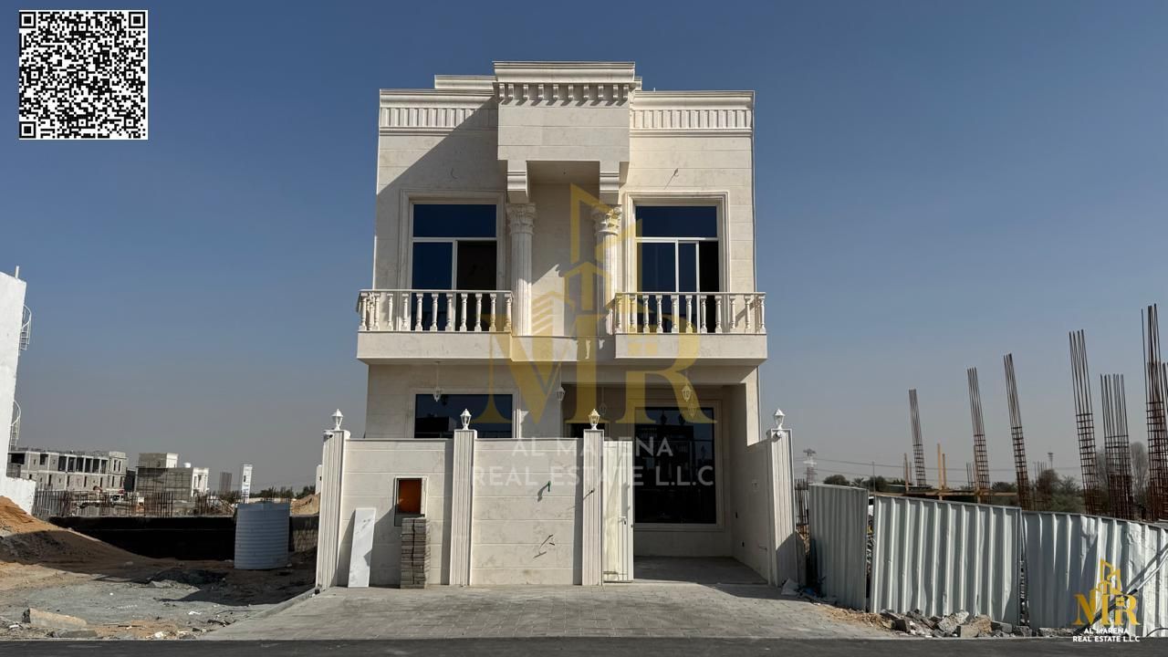 Classic villa with two floors and roof, close to all services, 5 master bedrooms with spacious layouts, elegant design and high-quality finishes, idea
