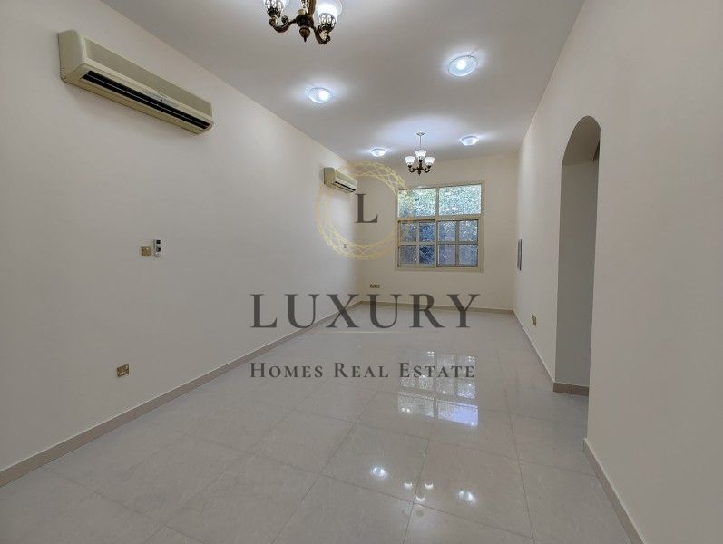Spacious Nice Location Middle Of Town & Schools