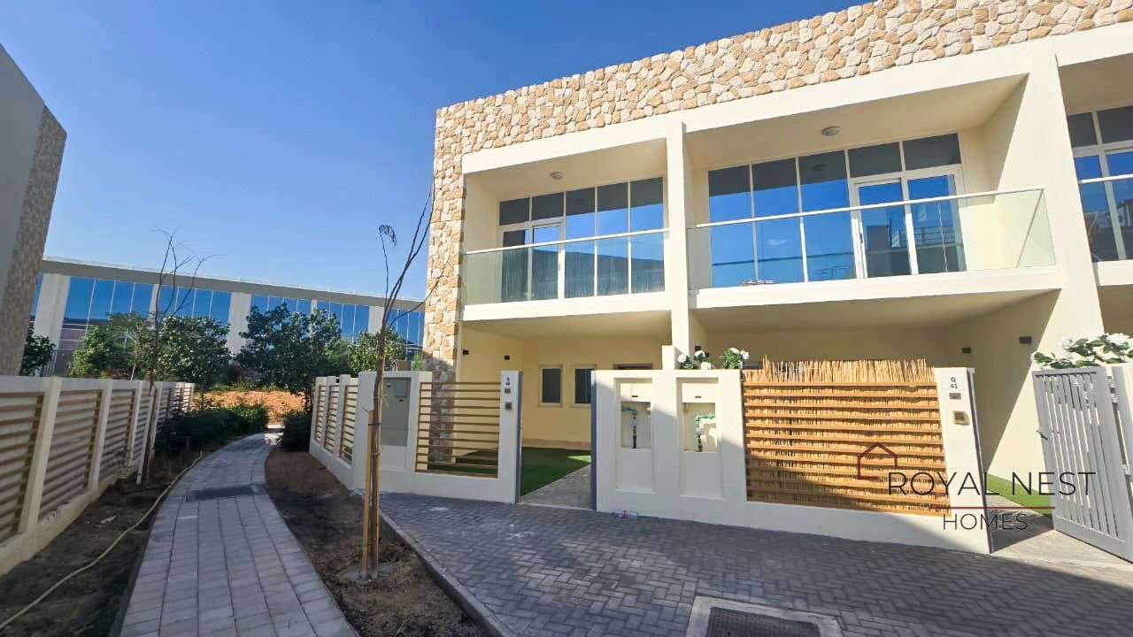 Corner Villa I Well Maintained I Big Living Space