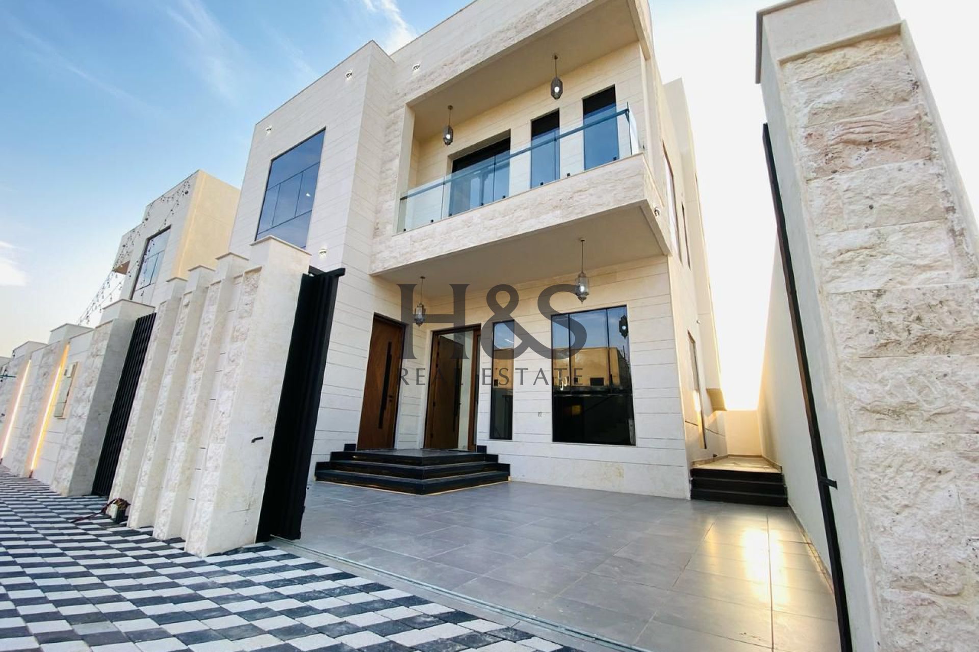 Prime Corner Villa | 5 Bedrooms & Street Access | Perfect for Cash Buyers