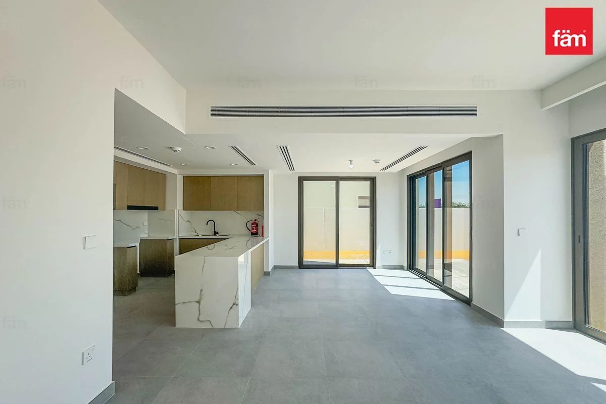 Corner | Close To The Park & Pool | Single Row