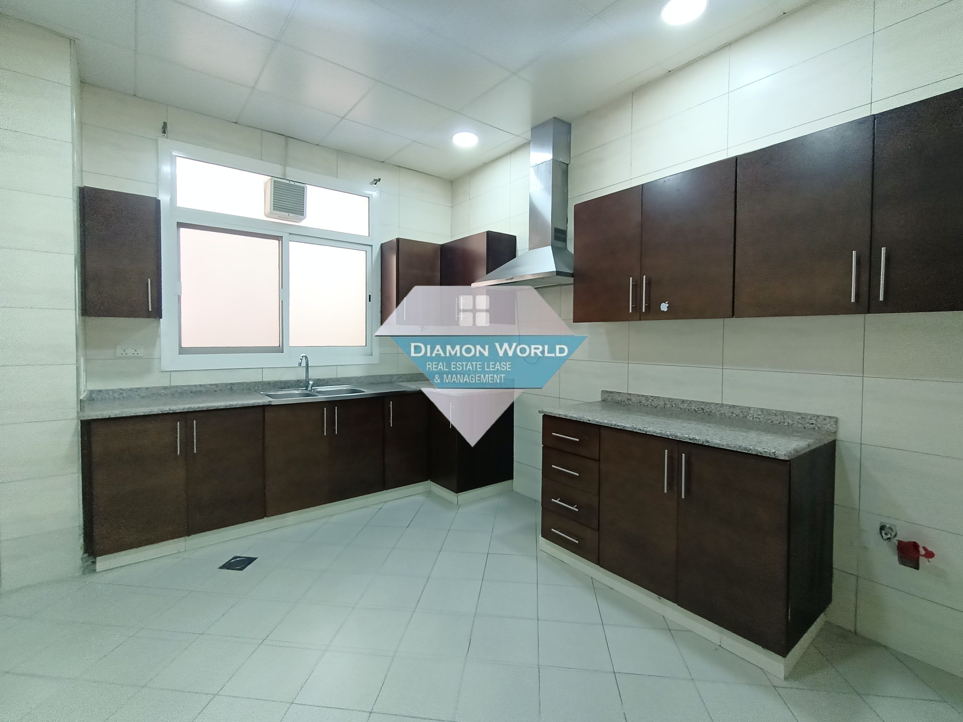 4 BEDROOMS HALL APARTMENT AVAILABLE FOR RENT.