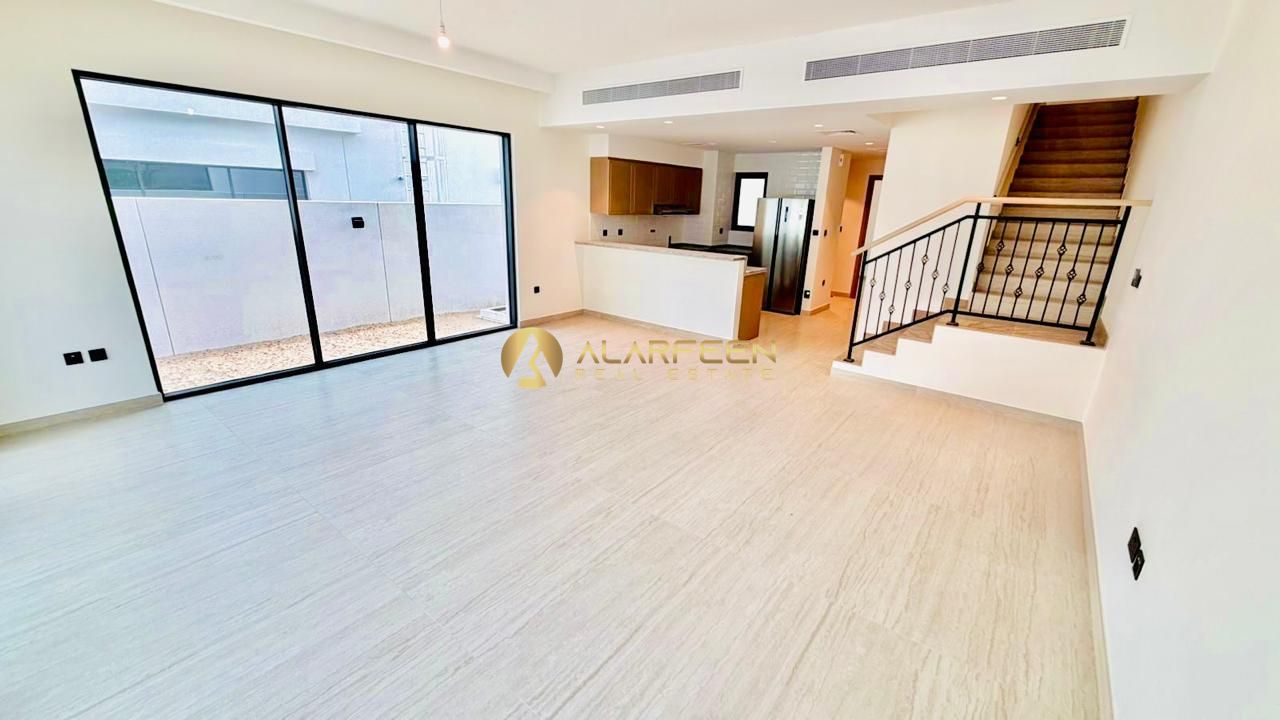 Corner unit / spacious layout/ brand new