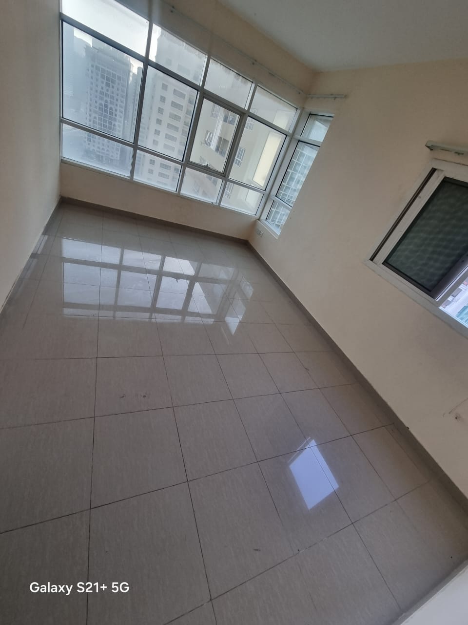 Apartment for Rent in Al Taawun – Sharjah Beautiful Sea View Apartment Details: 2 Bedrooms + Living Room Kitchen 2 Bathrooms Central Air C
