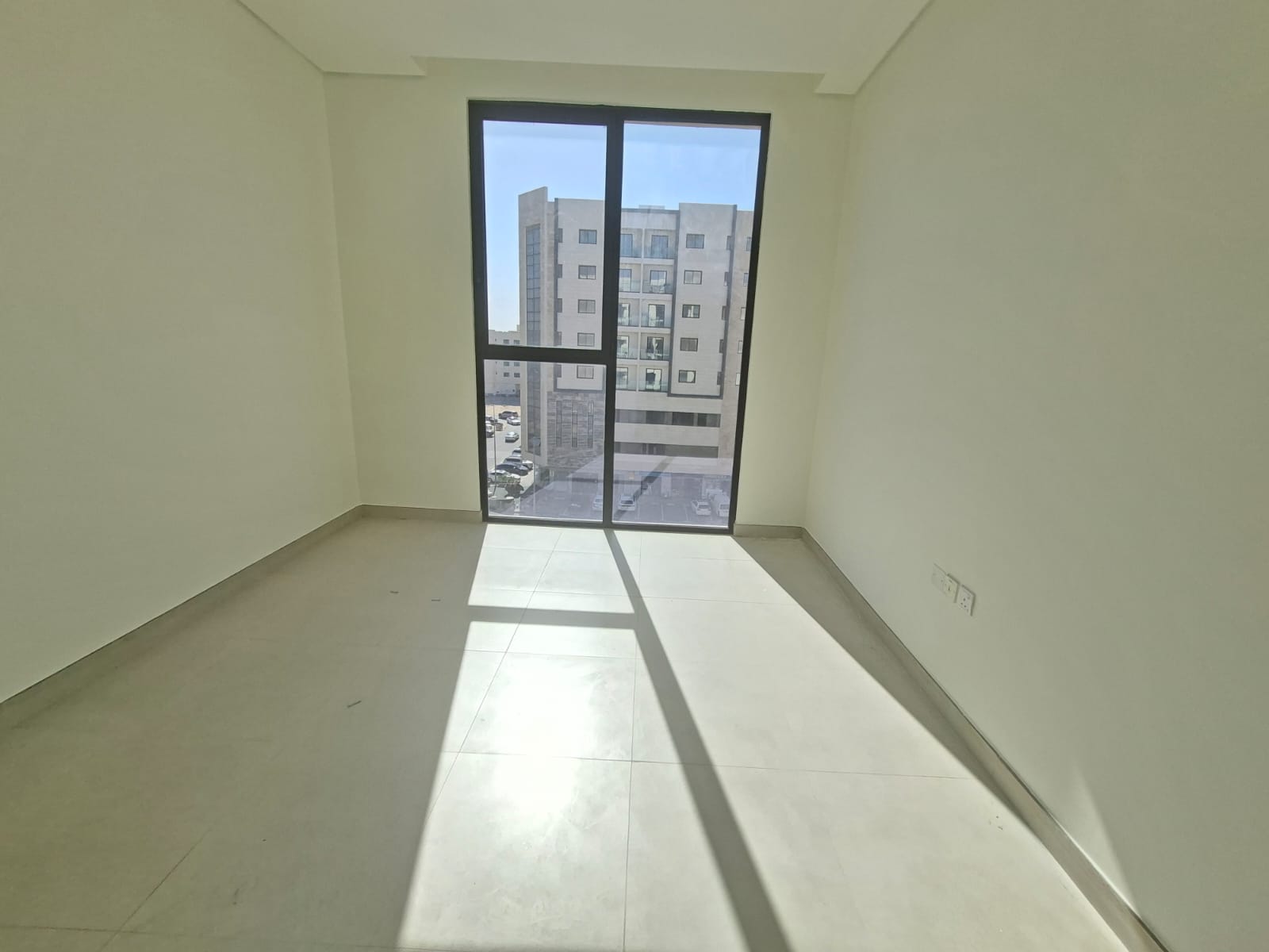 Lxury and brand new apartment with balcony with master room waldrop pool no deposit no comeshan