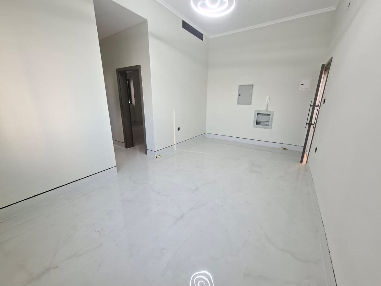 Lxury and brand new apartment 1bhk big apartment prim location aljada out sid