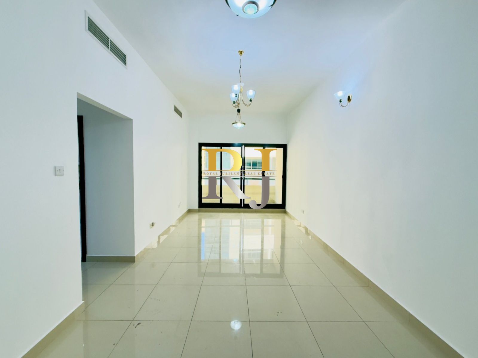 Spacious 2 BR in Mankhool Building: Modern Living