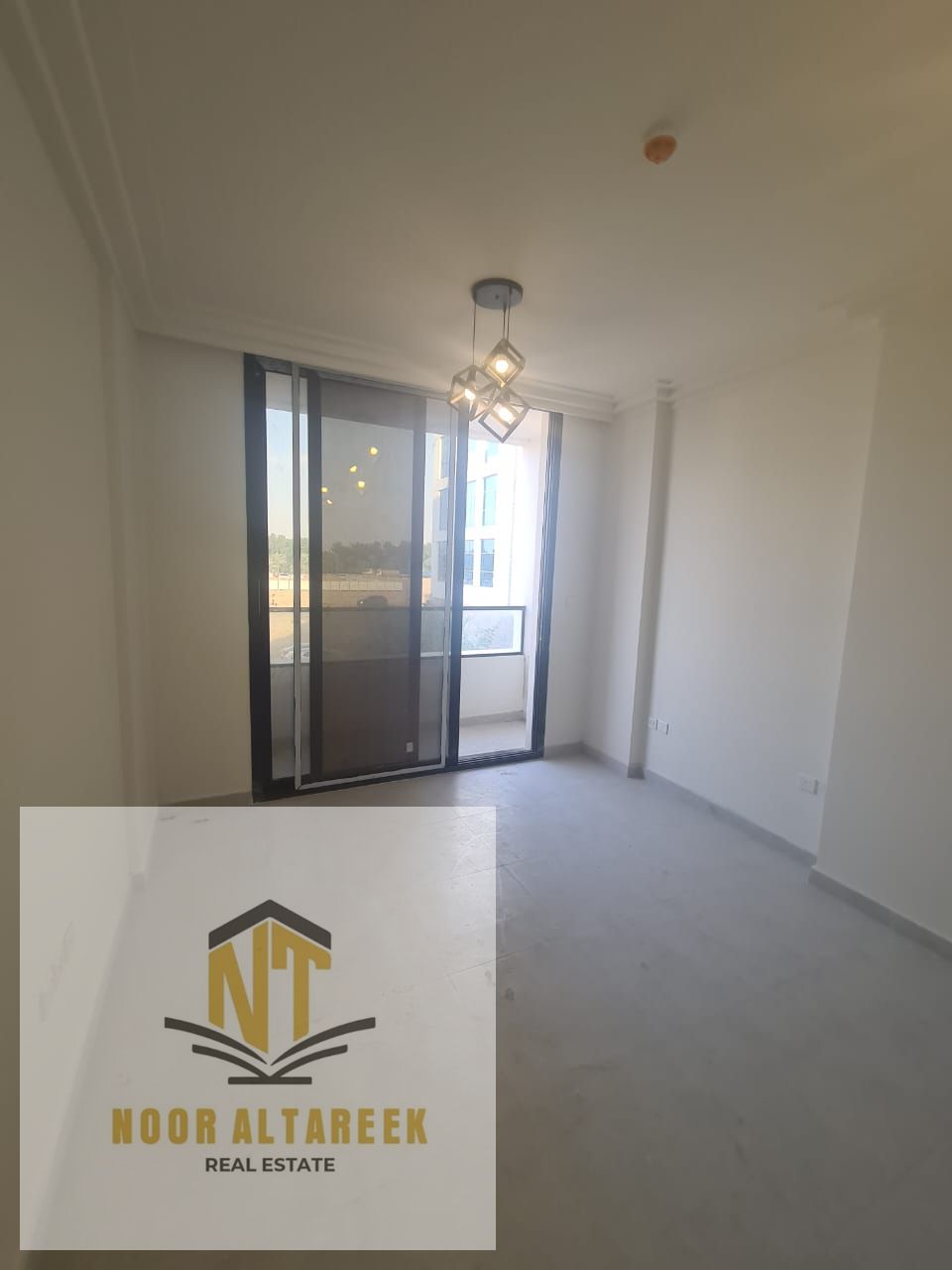 Apartment for annual rent, first occupancy, two bathrooms, balcony, free parking, excellent location opposite the main road, close to all services. No