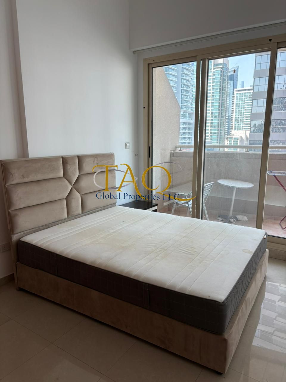 Semi furnished!!higher floor vacant ready to move@78k 6 chques