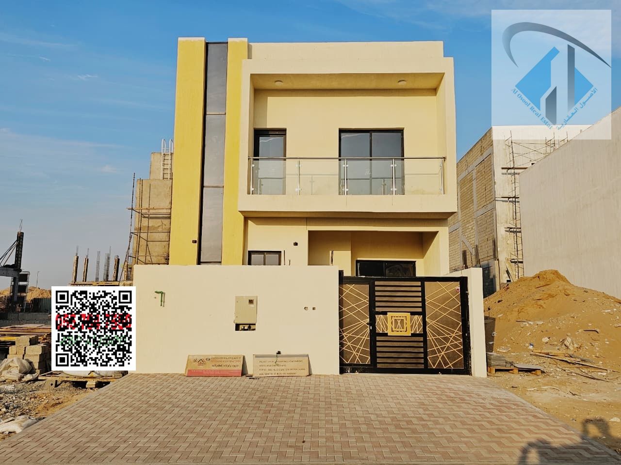 Take advantage of this opportunity and own your villa, including all fees. A 3-story villa with 5 rooms and a rooftop terrace. Freehold ownership at a