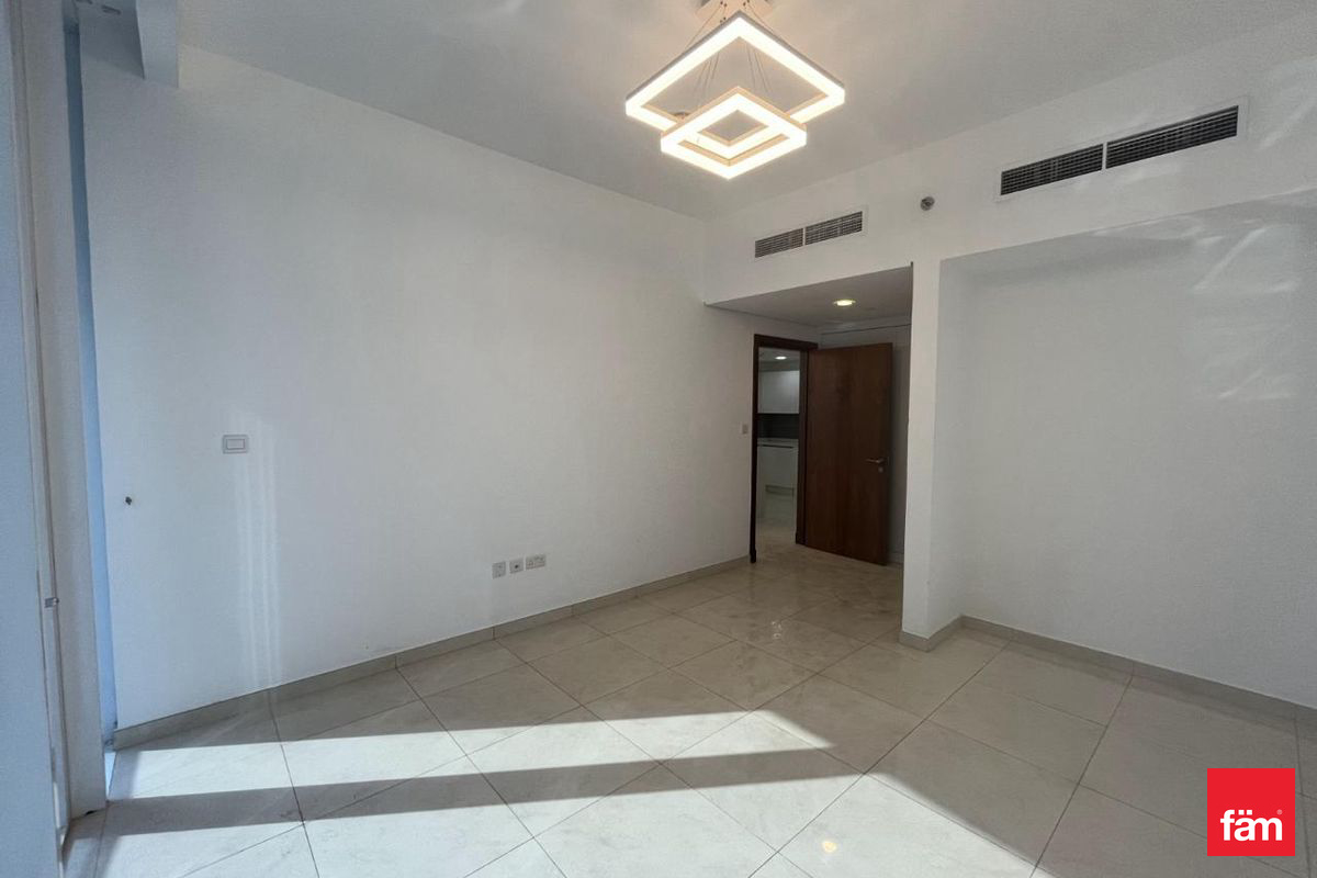 Luxurious 1 bed Mid. Floor With Pool & Canal view