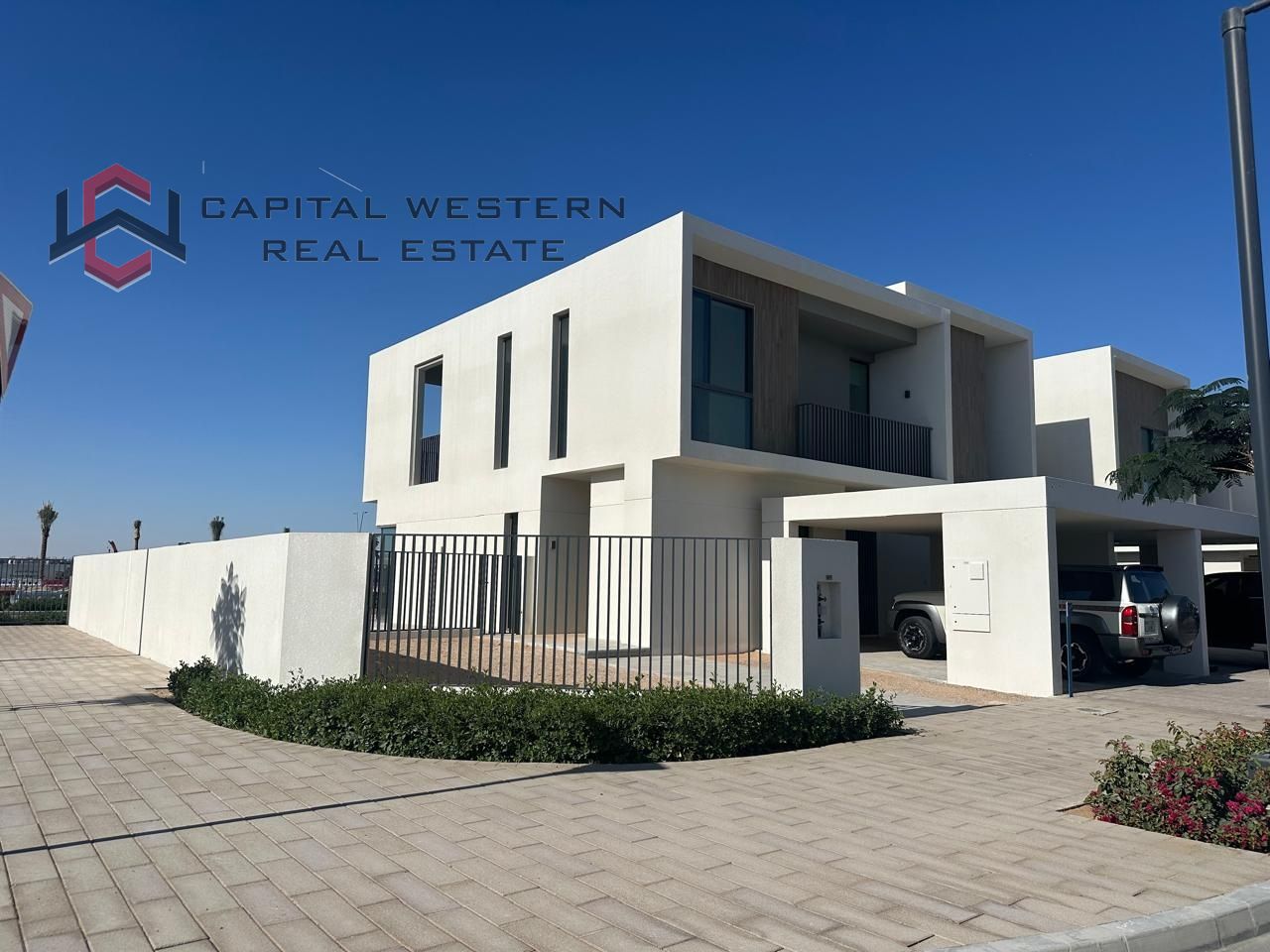 Corner Single-Row 4BR Villa | Large Plot