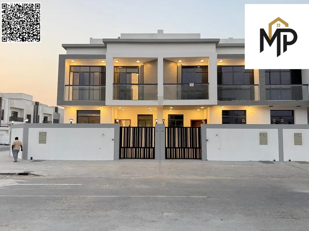 A spacious townhouse with 6 master bedrooms, built-in wardrobes, and a rooftop terrace is now for sale, strategically located near essential amenities