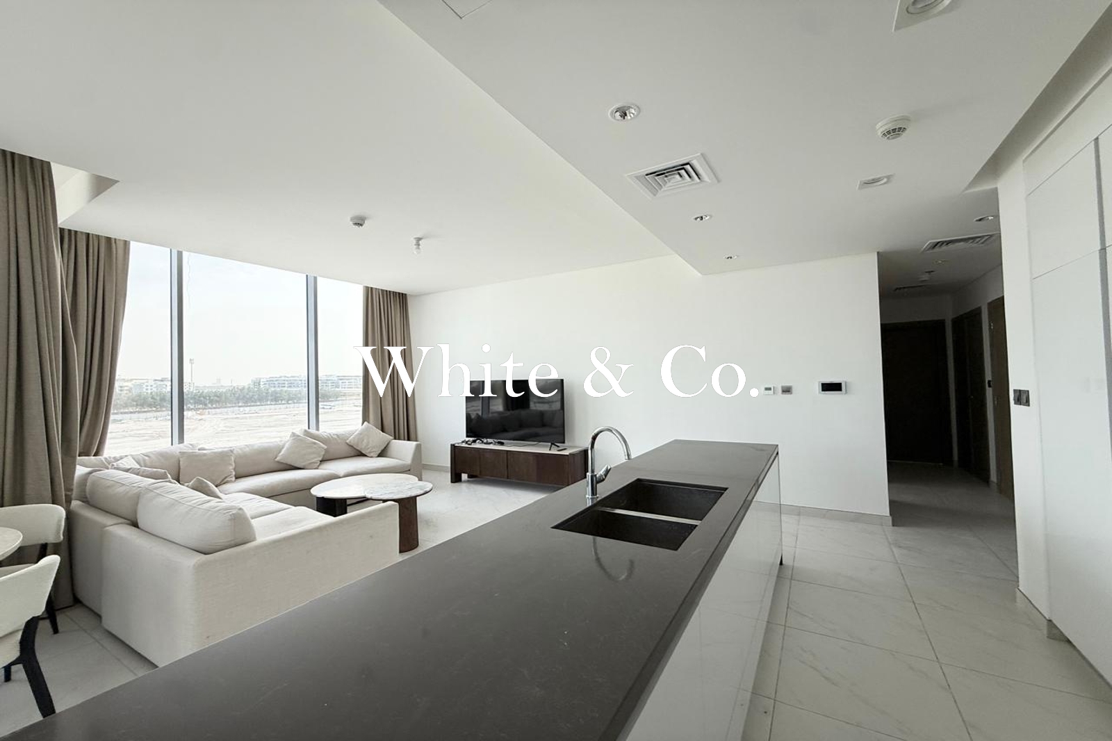 Premium | Vacant | Flexible Furnish Option