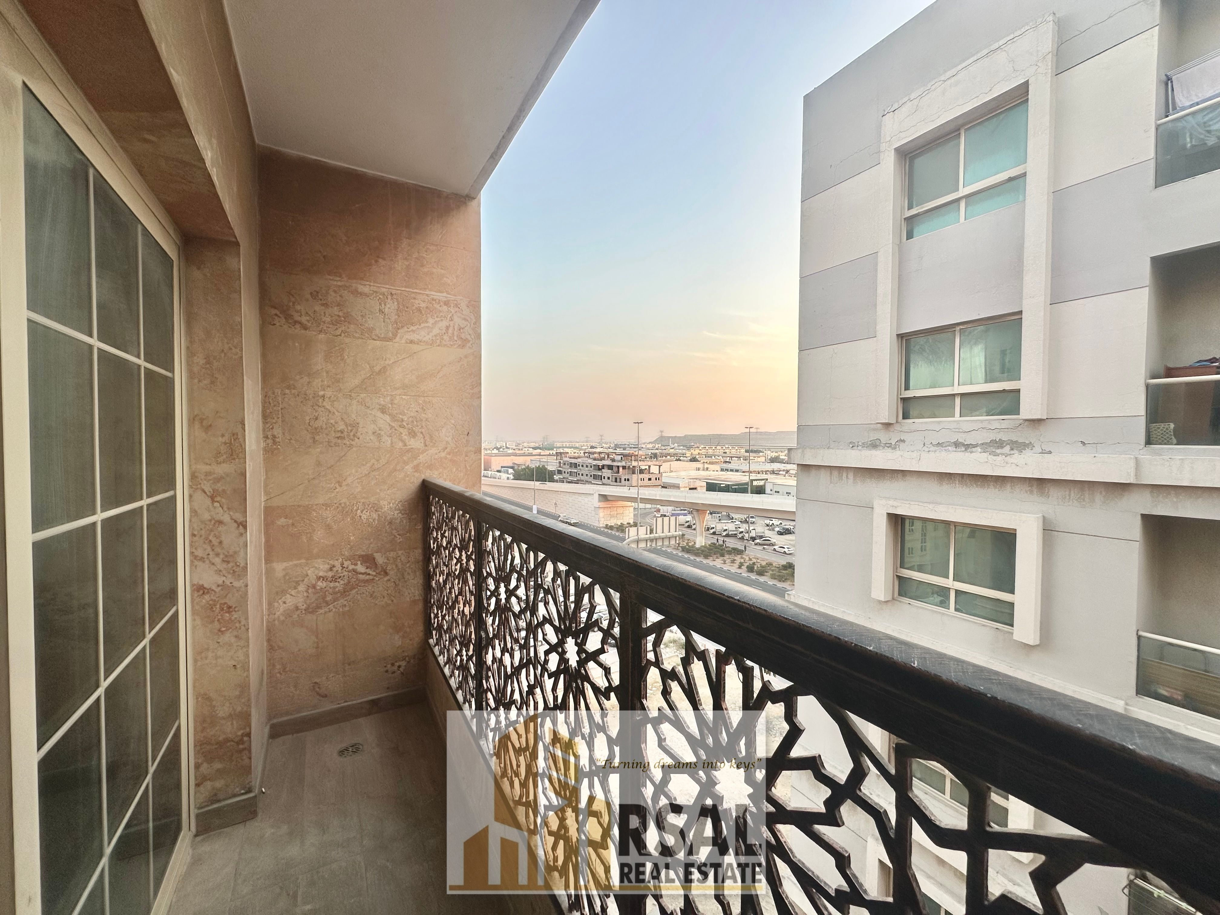 Luxurious spacious 1 bedroom apartment with huge balcony prime location