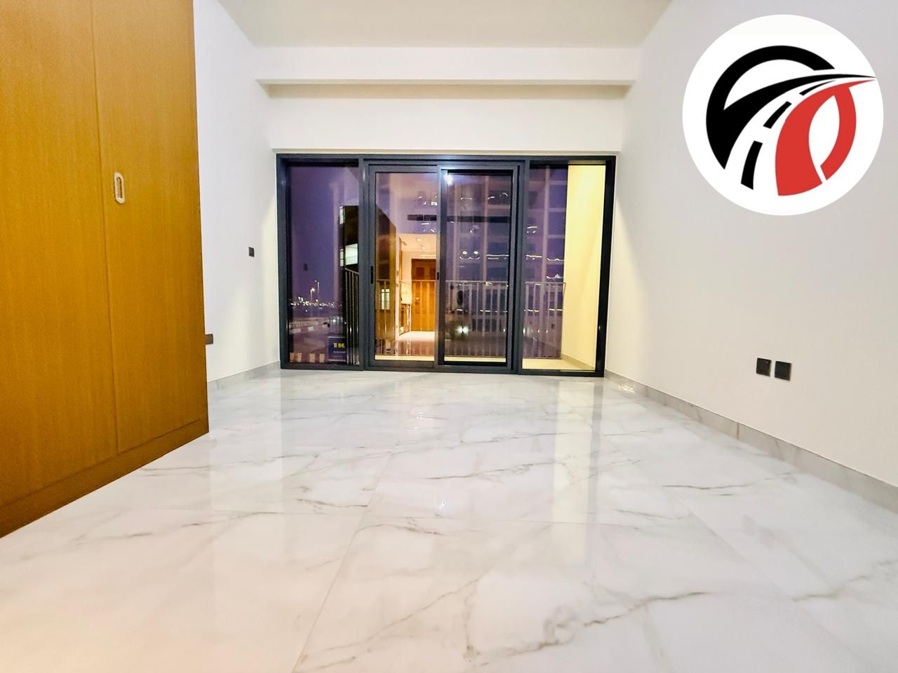 HOT OFFER LUXURY VERY/// SPACIOUS BIGGER SIZE ///STUDIO WITH CHILLER FREE