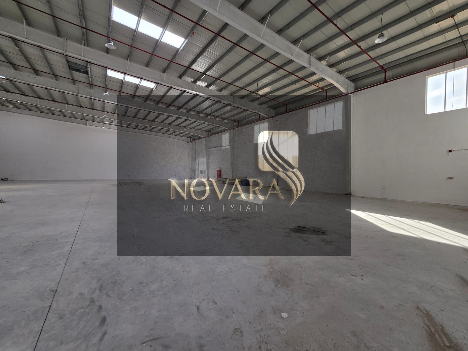 An ideal opportunity for companies and investors looking for a warehouse with 250 kW power supply, fully equipped and located in a strategic area in U