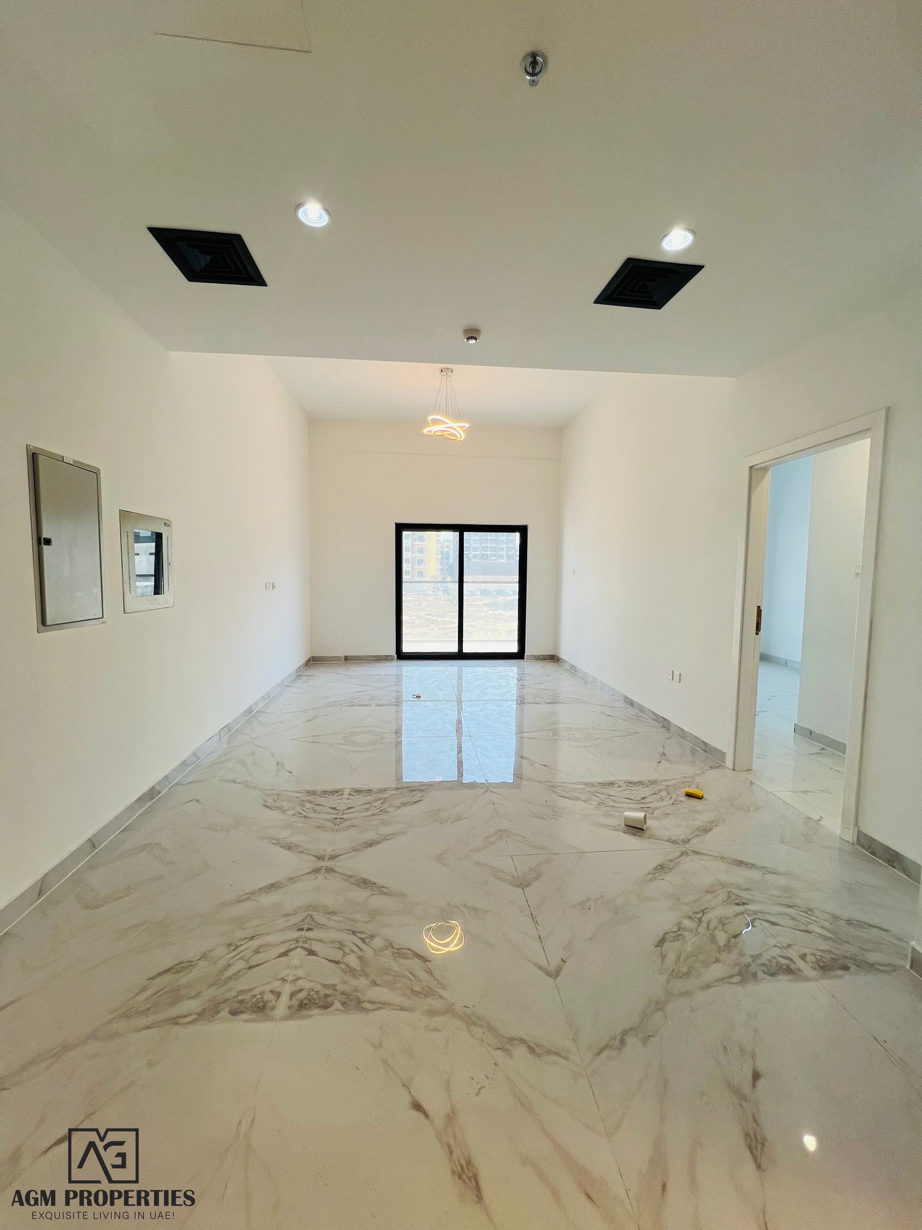 Super spacious Living “ Modern Design “ Close Kitchen