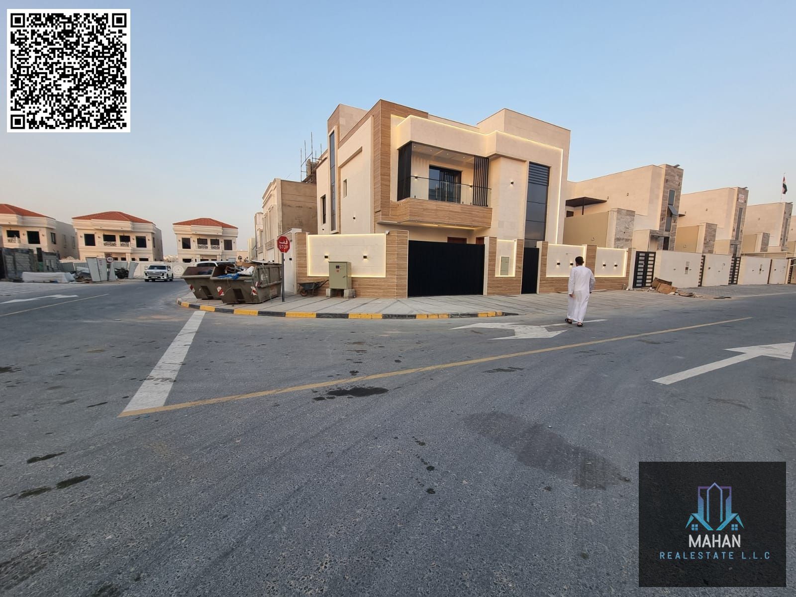 A luxurious corner villa on two streets, featuring a modern design, high-end finishes, and a garden, all at a special price. An exceptional ownership