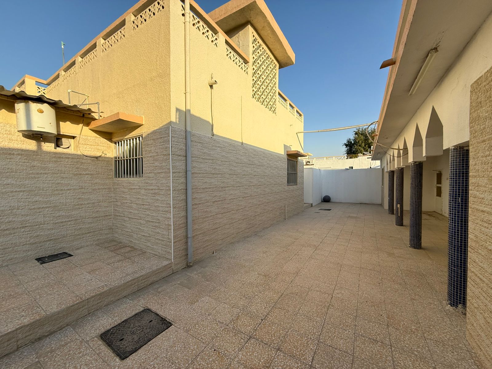 Large Arabic House with Big Yard | 4 Room with 2 Master Room | Separate 4 Units Outside | Samnan