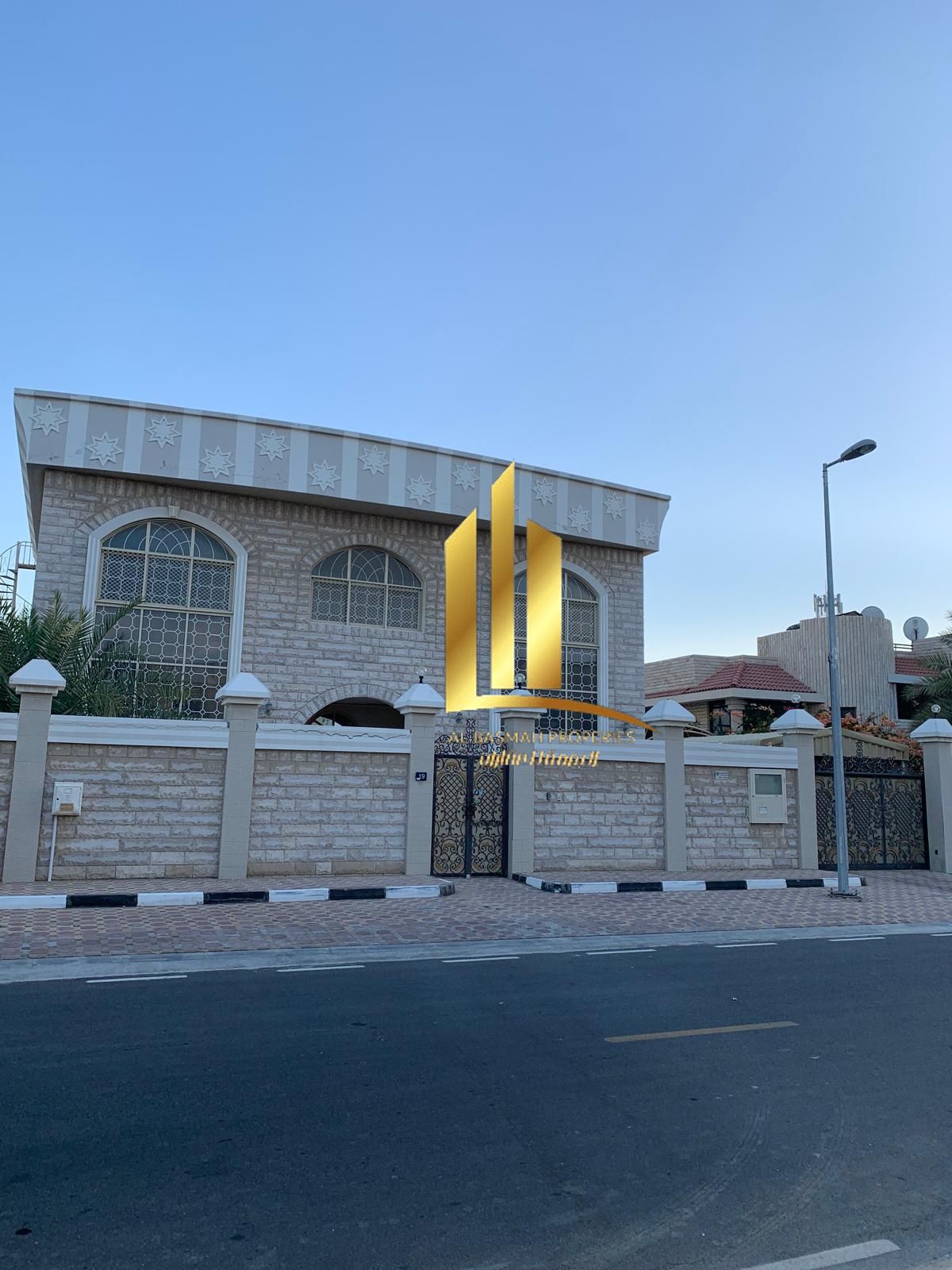 For sale: Deluxe villa in Sharjah, Wasit area (Al Quoz)