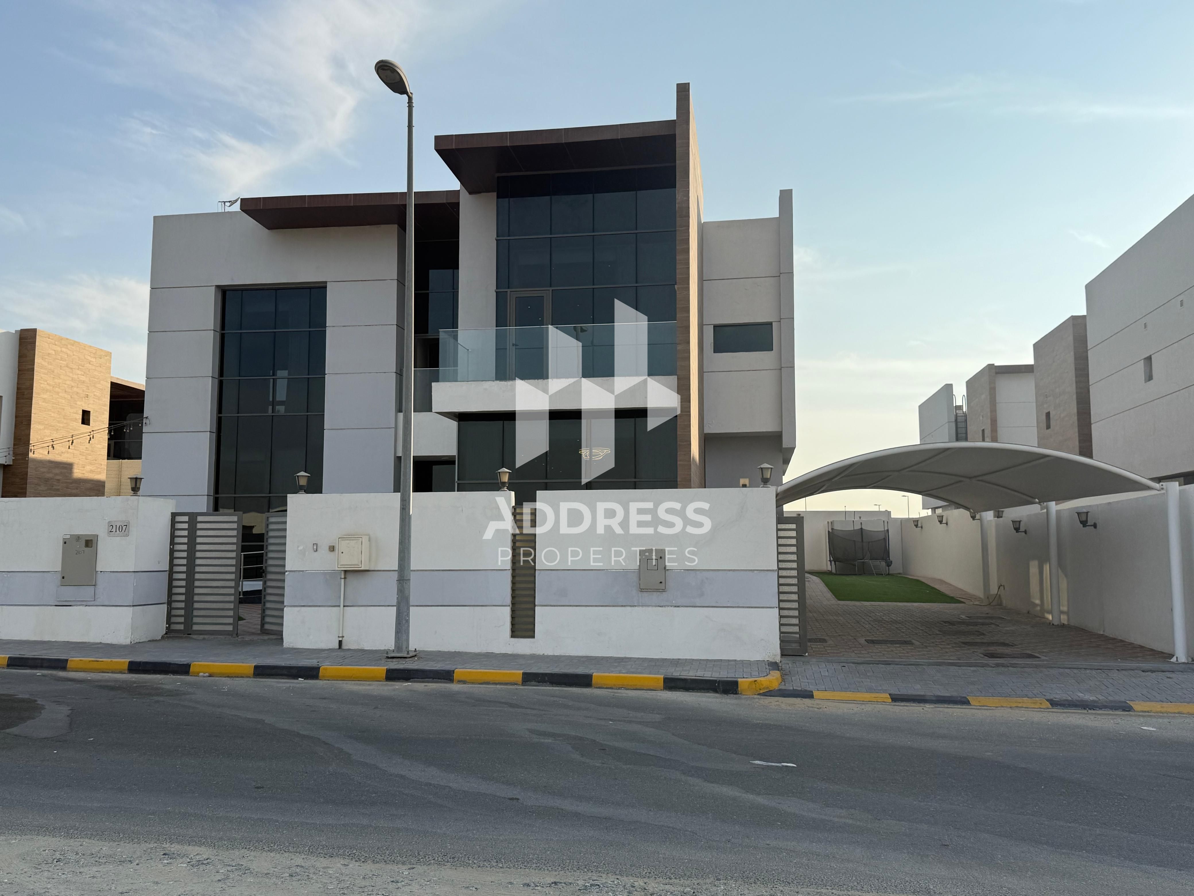 Luxury Villa for Sale in Al Raqeeba, Sharjah with a Prime Location Near Mleiha Street and Dubai