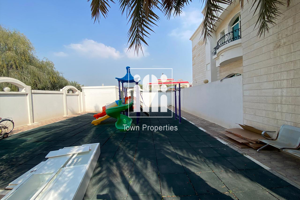 Easy Access | 5BR + Maid Villa | Near To Service |