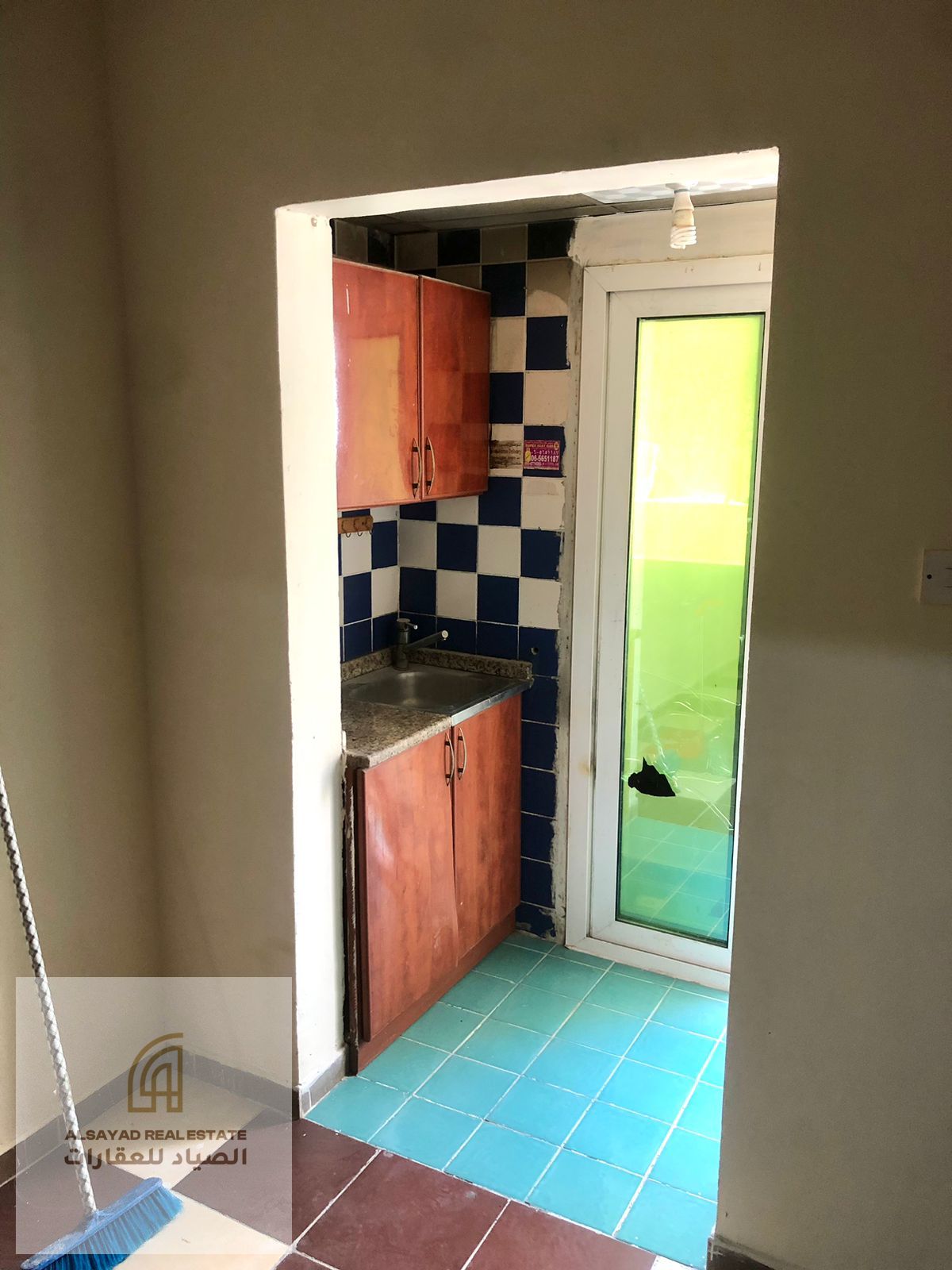 Studio in Al-Boutina next to Al-Nasiriya, with a balcony and a semi-separated kitchen. Annual rent is 16, payable in 4 installments.