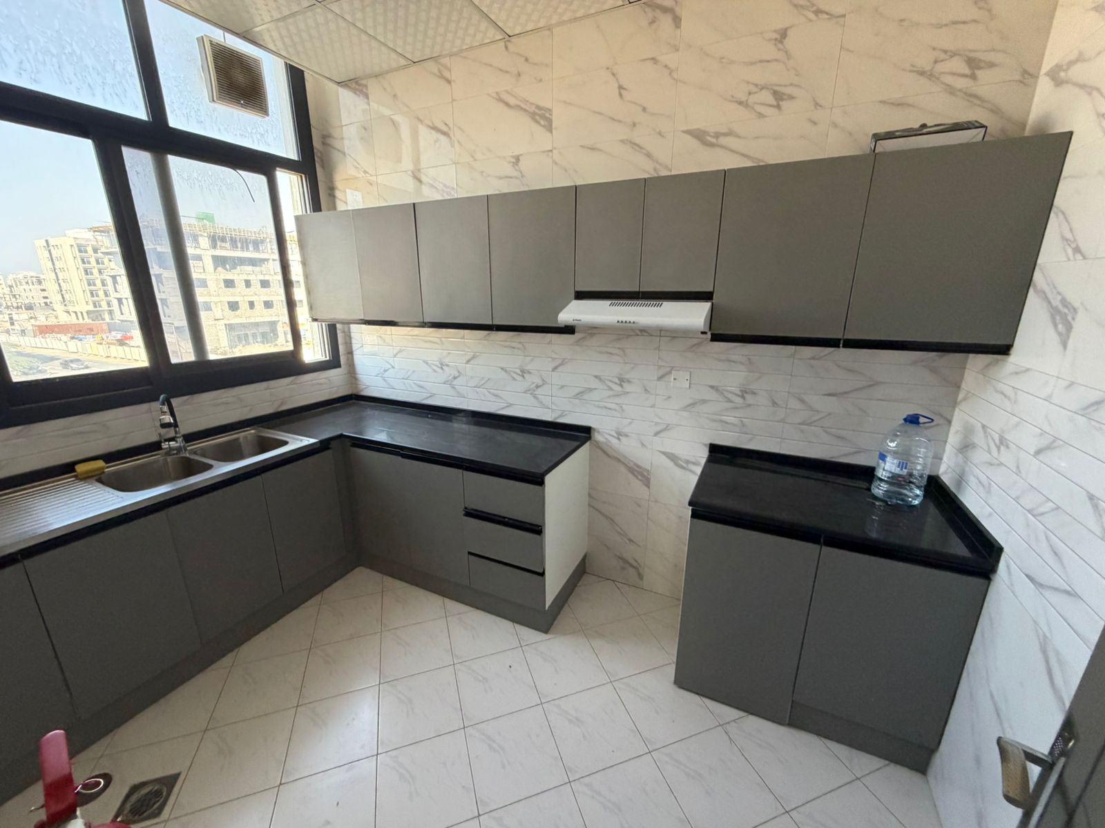 30,000 AED Annual Rent – Spacious 1 Bedroom Apartment Al Jurf 3 – Ajman A well-located apartment in a prime and lively area, very close to China