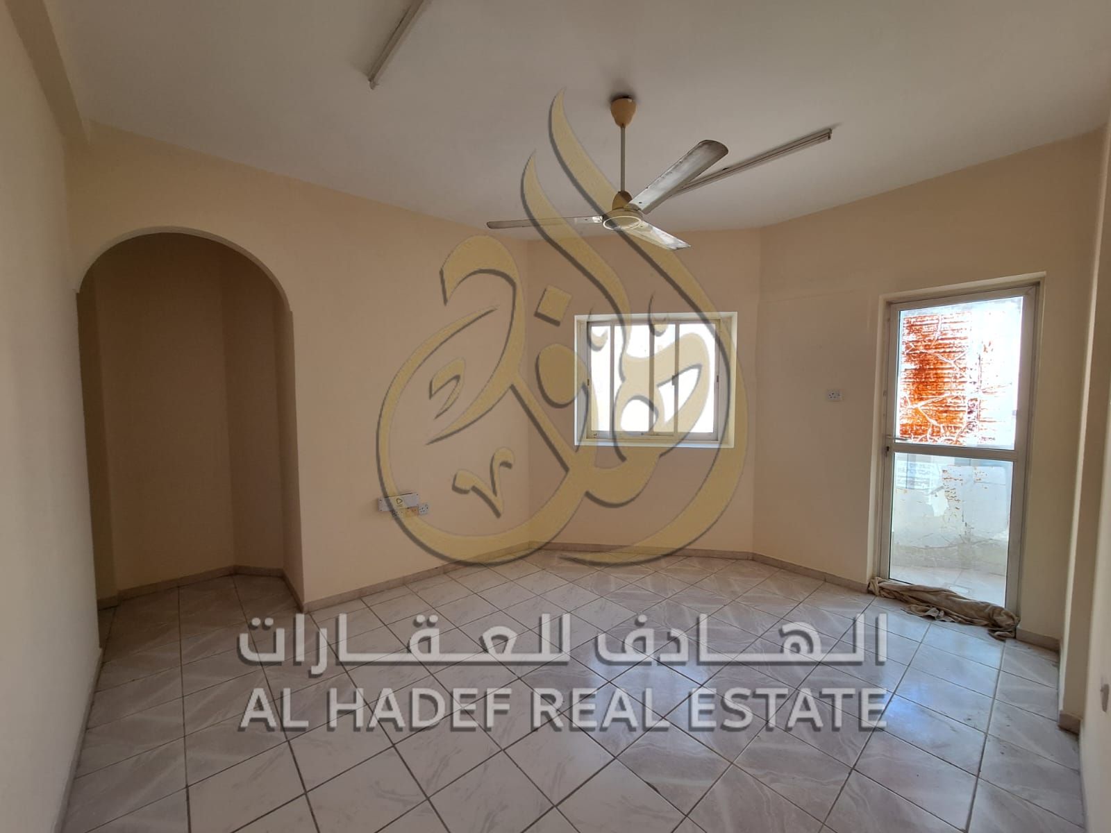 In the Al-Musalla area, a two-bedroom apartment with a living room is available at a special price and in a very prime location, close to all commerci