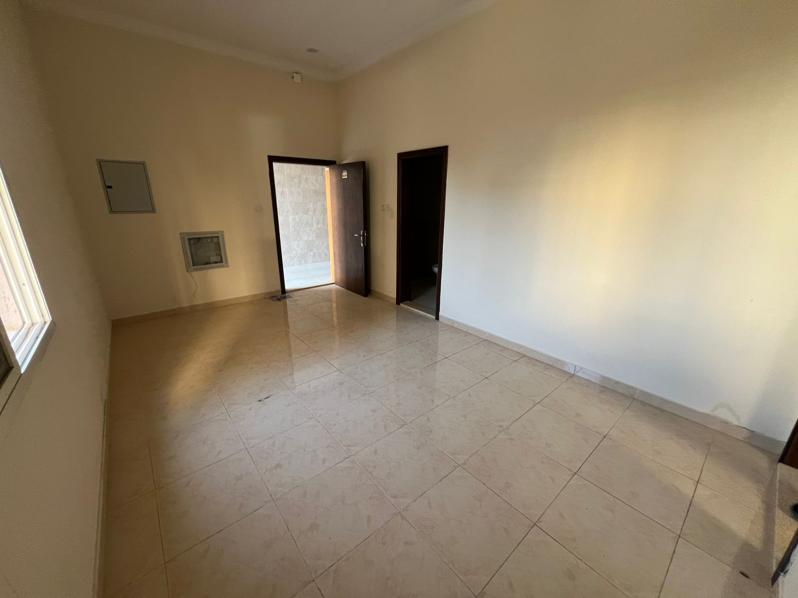 A spacious studio apartment in a prime location close to amenities, in a family-friendly building, at a reasonable price.