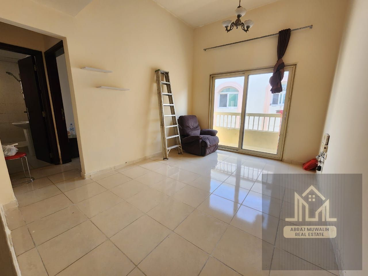 VERY NICE 1BHK CHEPEST PRICE /////WITH BALCONY only 33k ///// ON THE ROOD BUILDING FULLY FAMILY BUILDING in oposit Al Mamsha