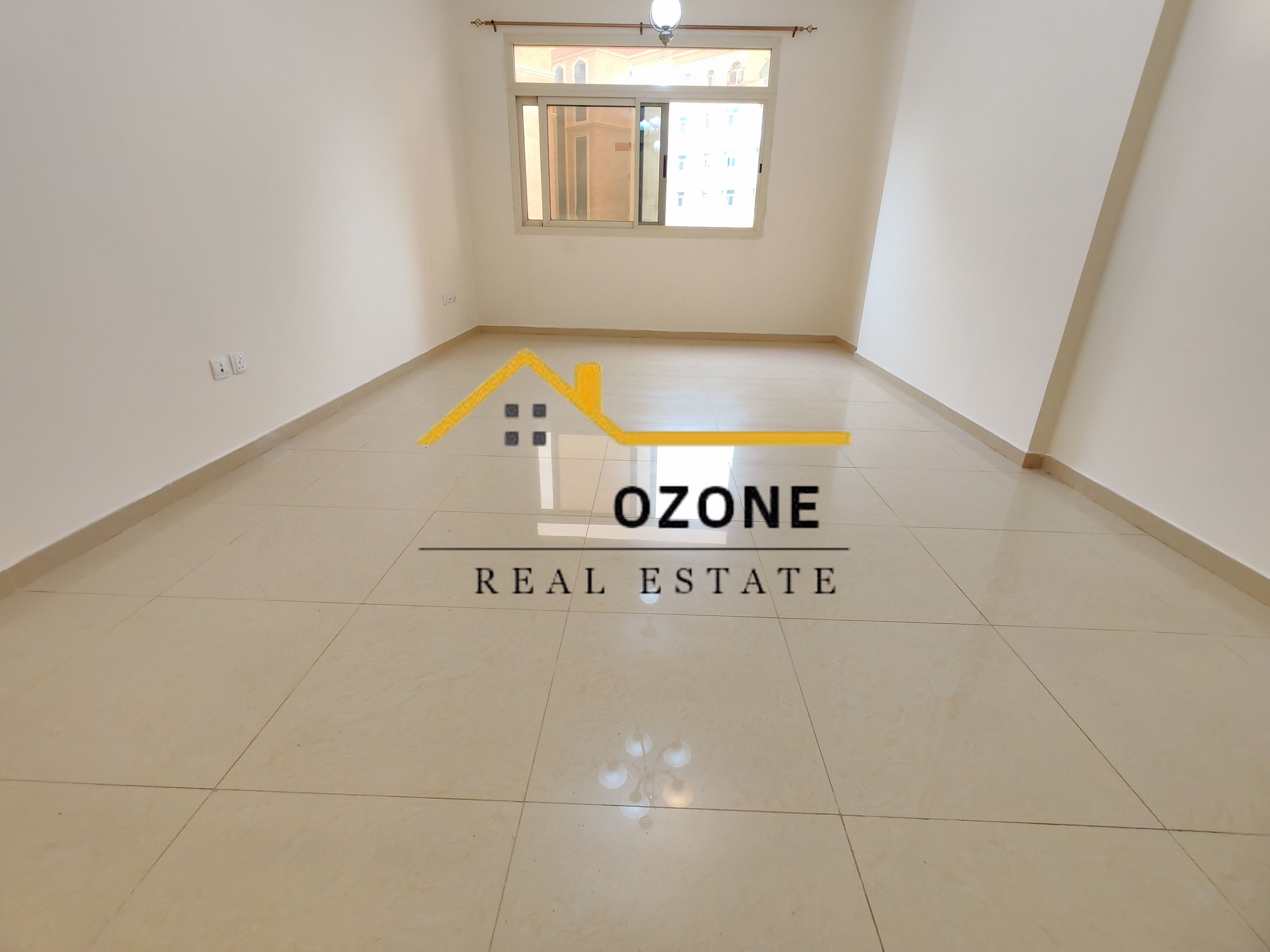 NO COMISSION //Luxury Apartment with Gym and Mosque Near to Park //With Parking //Family Building