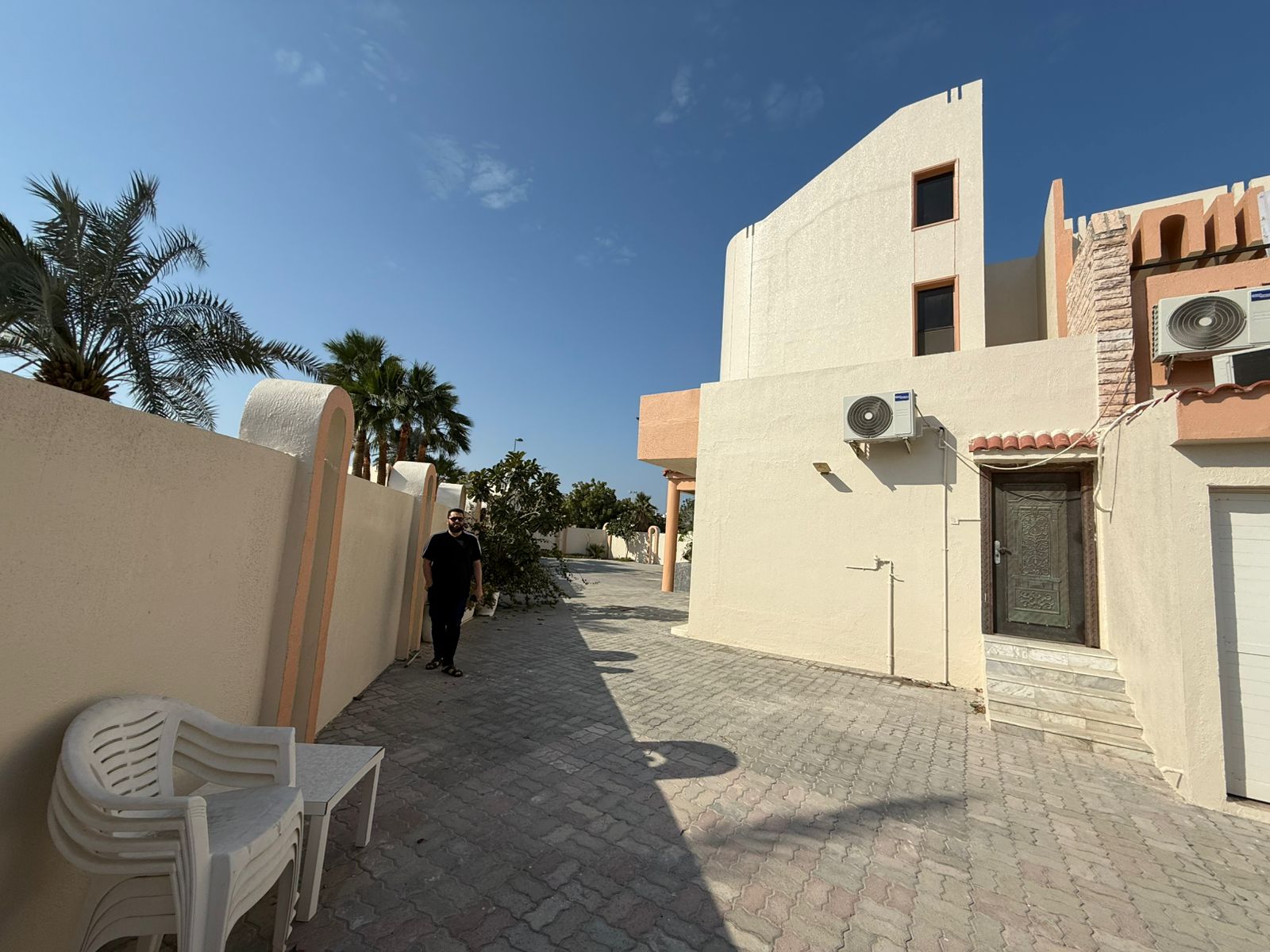 5 Master Bedrooms – 4 Balconies – Indoor and Outdoor Parking – 5 Bathrooms – 2 Living Rooms