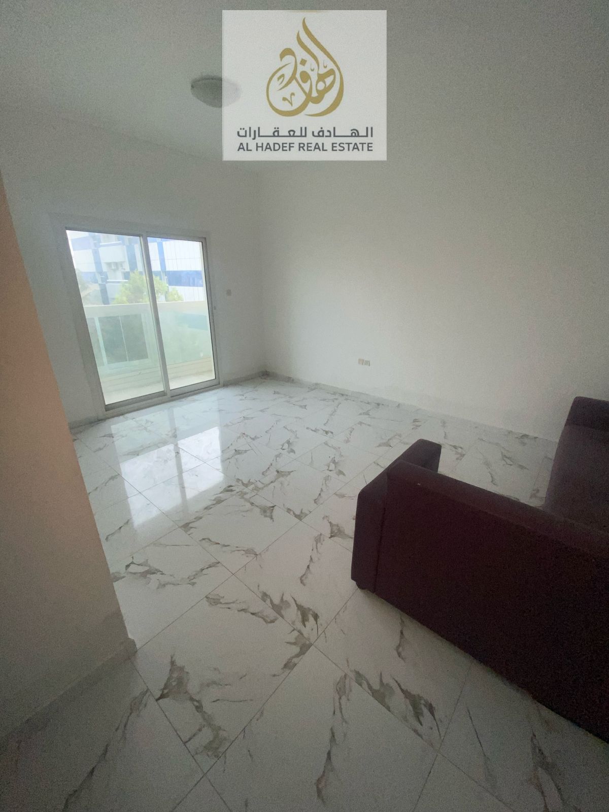 Two bedrooms and a living room with three bathrooms, a storage room, and built-in wardrobes. Second tenant. Excellent location, close to all services