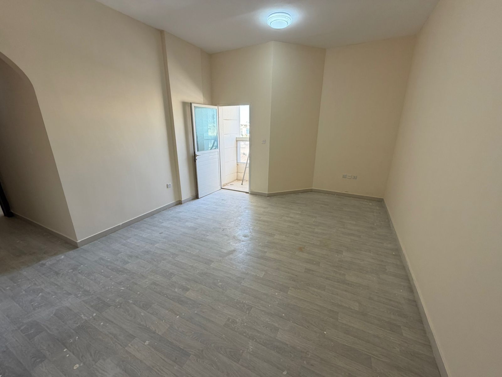 Beautiful apartments at the lowest prices: one bedroom, living room, two balconies, central air conditioning, easy access to Sharjah and Dubai Al Rawd