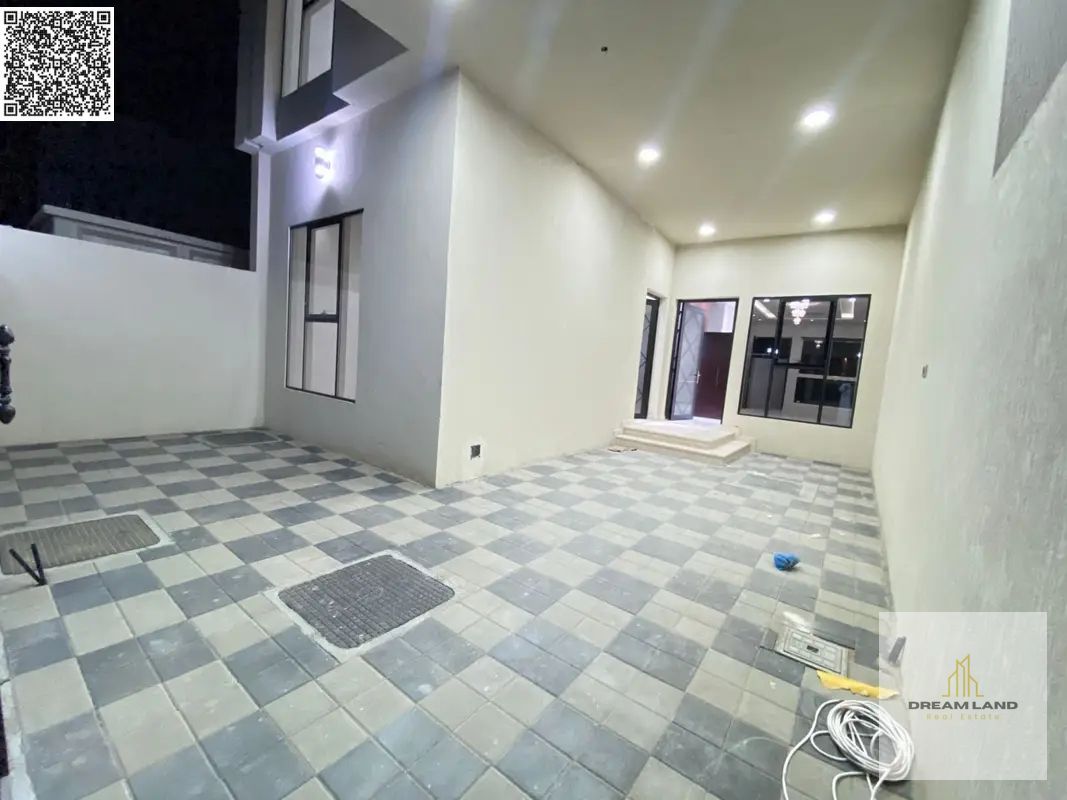 Classic villa with a distinctive design, including registration and ownership fees, near the mosque. Ground floor, first floor, and roof.