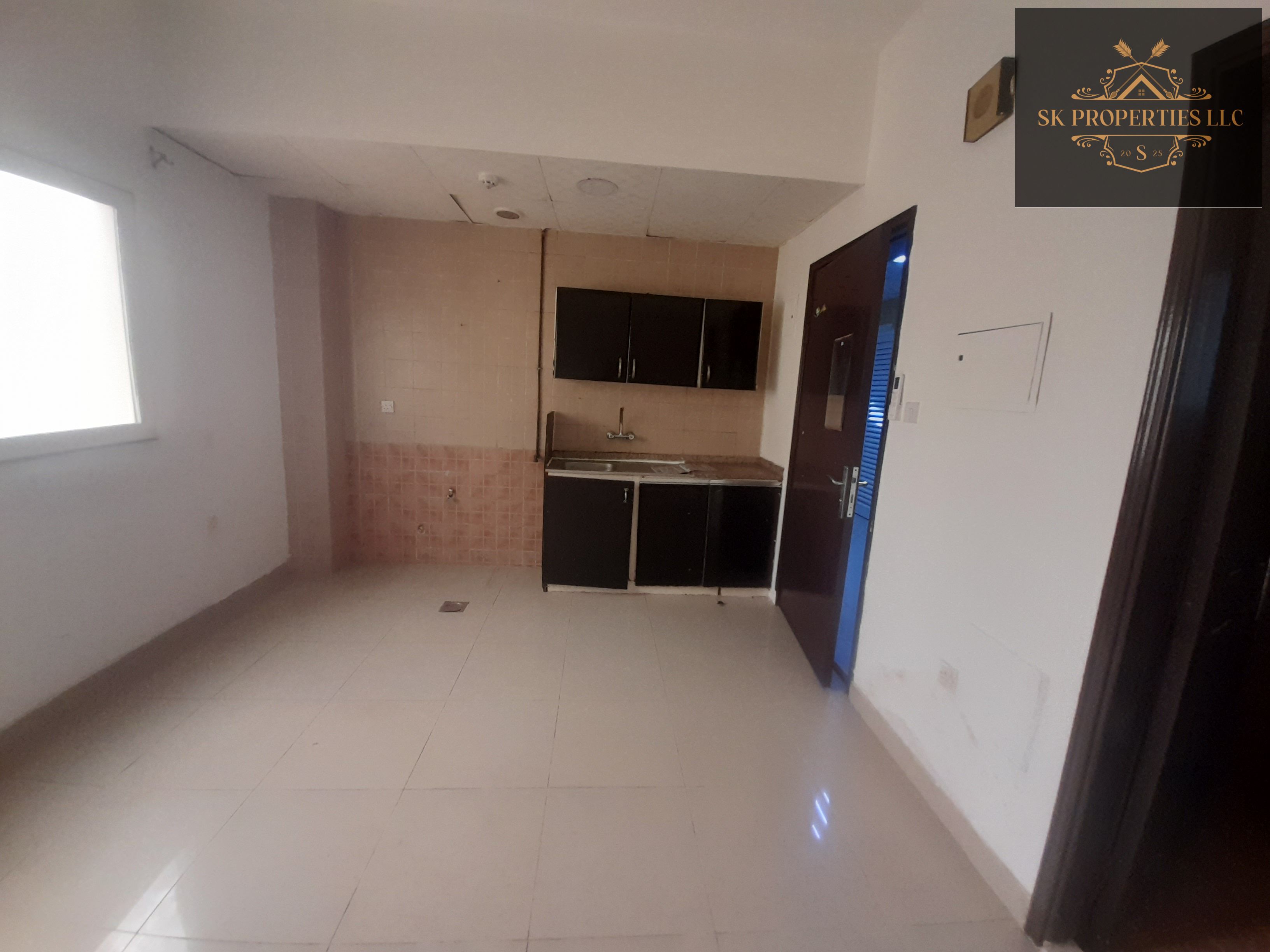 Spacious unfurnished studio in muwailah sharjah 450sqft
